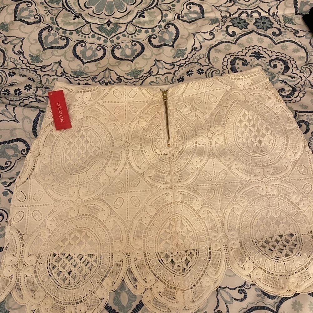White lace mini skirt. Waist: 39in